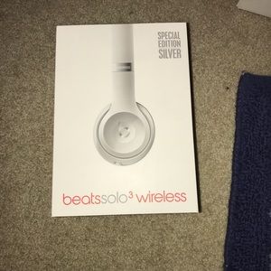 Beats Solo 3 limited silver edition